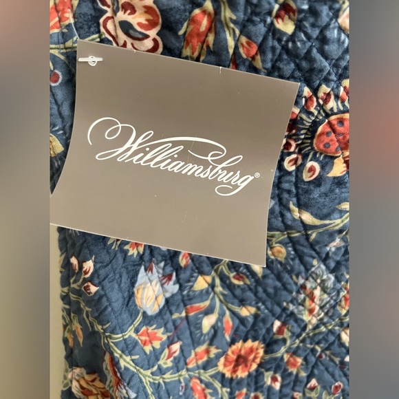 Williamsburg Marketplace Floral Blue Apron - Picture 4 of 13